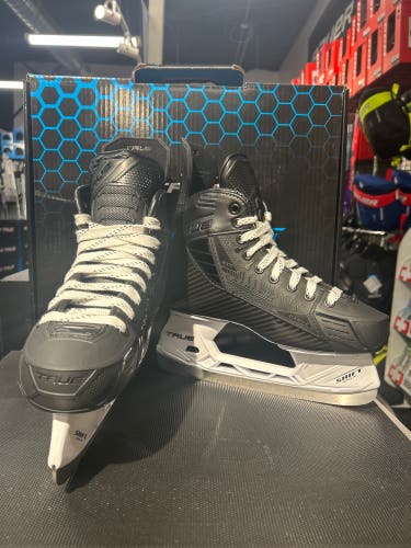 True Catalyst 5x4 Blackout Hockey Skates Regular Width 7 (New)