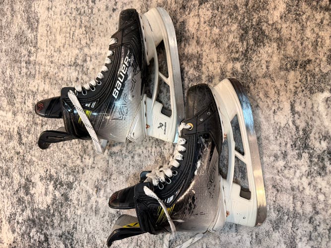 2023 Bauer Vapor Hyperlite 2 Hockey Skates Size 5 Fit 2(Used)