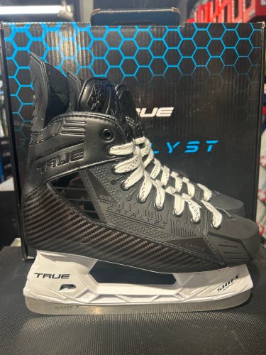 True Catalyst 5x4 Blackout Hockey Skates Regular Width 9 (New)