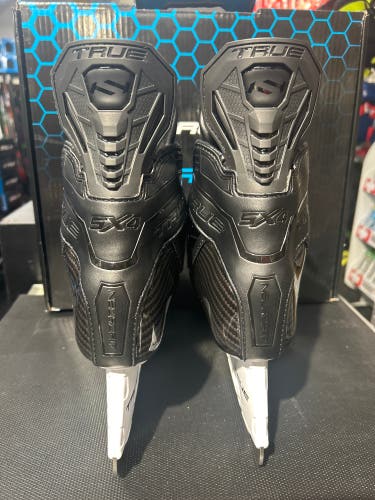 True Catalyst 5x4 Blackout Hockey Skates Regular Width 9.5 (New)
