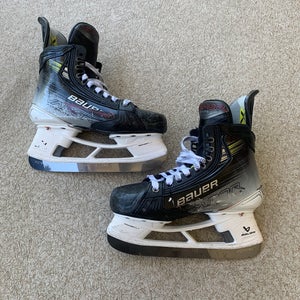 Bauer Vapor Hyperlite 2 Hockey Skates Regular Width Size 4 (Used)