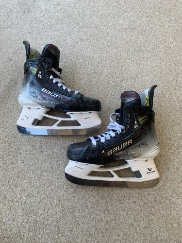 Bauer Vapor Hyperlite 2 Hockey Skates Regular Width Size 4 (Used)
