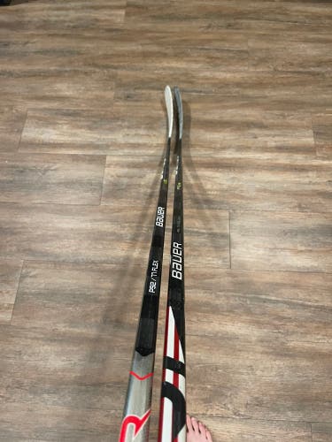 Senior Bauer Vapor Hyperlite Right Handed Hockey Stick PP92 77 Flex (Used)