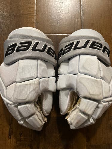 Los Angeles Kings Pro Stock Bauer Supreme Ultrasonic Gloves White 14" Pro Stock (Used)