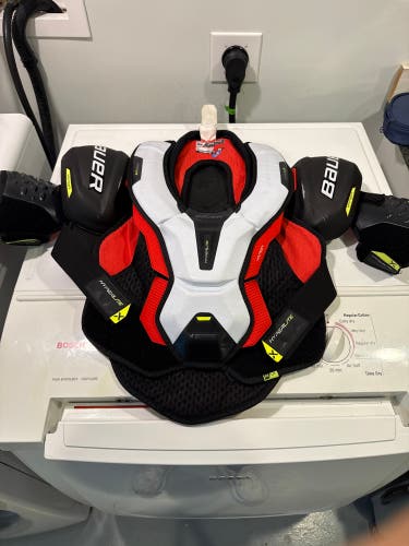 Men's Large Senior Bauer Vapor Hyperlite Shoulder Pads (Used)