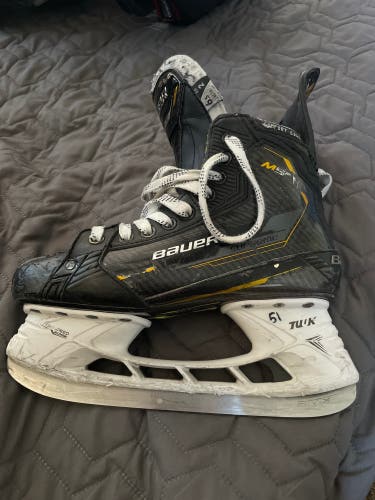 Black 2022 Bauer Supreme M5 Pro Hockey Skates Regular Width 6.5 (Used)