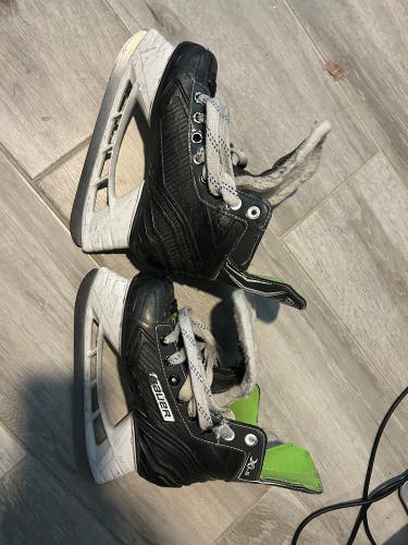 Bauer Hockey Skates Regular Width Size 2 junior (Used)