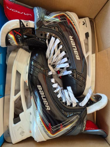 Black/White 2025 Bauer Vapor Flypro Hockey Skates Narrow Width Pro Stock 7 (Used)
