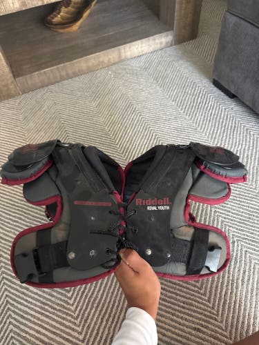 Medium Youth Riddell Rival Youth Shoulder Pads (Used)