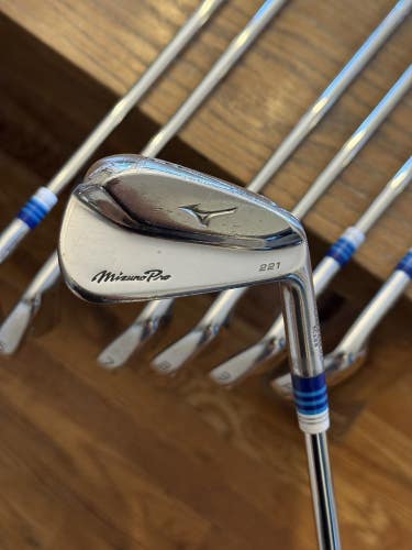 Mizuno Pro 221 Iron Set (4-PW) Dynamic Gold S400 shafts (stiff)