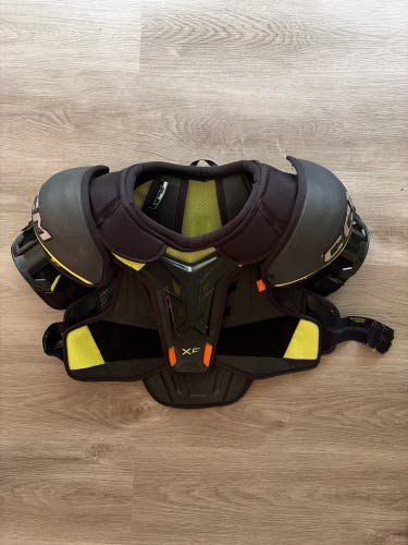 Men's Large Senior CCM Tacks Shoulder Pads (Used)