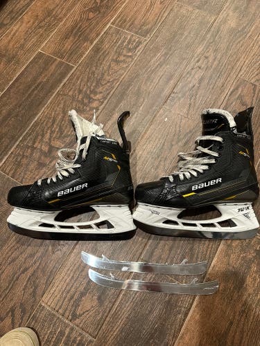 2022 Bauer Supreme M5 Pro Hockey Skates 9.5 (Used)