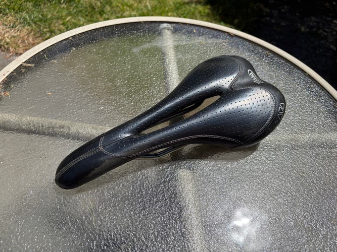 Road bike saddle