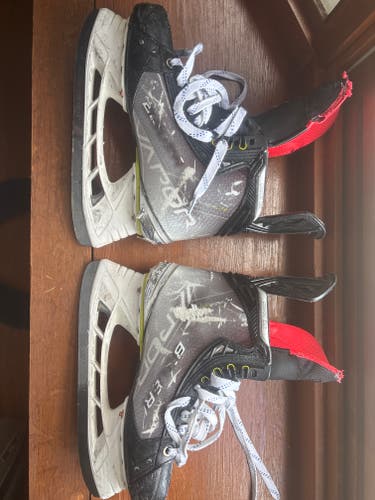 Bauer Vapor Hyperlite Hockey Skates 6 (Used)