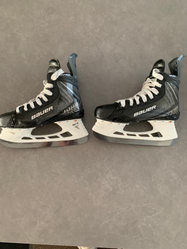 Black 2025 Bauer Vapor Flylite Hockey Skates Regular Width Pro Stock Size 5 (Used)