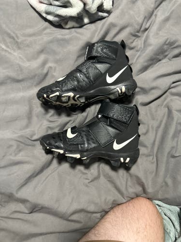 Men's 5Y (Big Kids / Youth) Nike Force Savage Shark 2 Mid Top (Used)