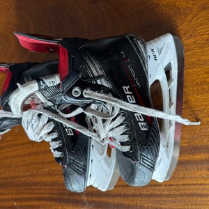 2023 Bauer Vapor X4 Hockey Skates Size 4.5 (Used)