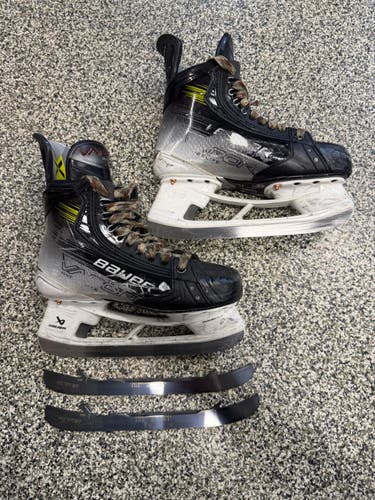 Bauer Vapor Hyperlite 2 Hockey Skates Regular Width Pro Stock Size 5 (Used)