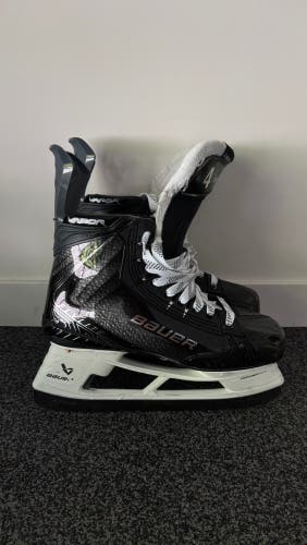Black 2025 Bauer Vapor Flylite Hockey Skates Regular Width Pro Stock 8 (Used)