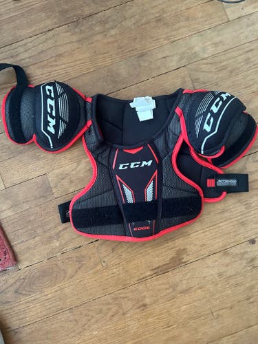 Men's Large Youth CCM JetSpeed Edge Shoulder Pads (Used)