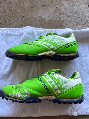 Green Kids 3.5Y (Big Kids / Youth) Diadora Turf Cleats Cleats (Used)