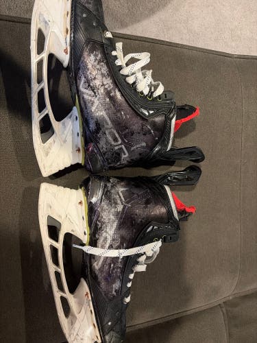 2021 Bauer Vapor Hyperlite Hockey Skates Regular Width 8.5 (Used)
