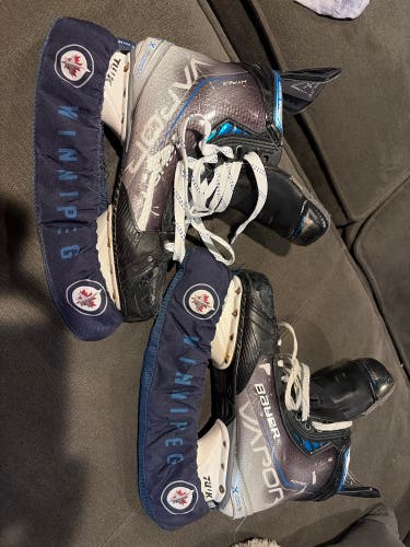 Blue 2021 Bauer Vapor Hyperlite Hockey Skates Regular Width Pro Stock 8.5 (Used)