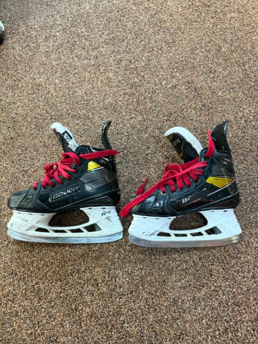2020 Bauer Supreme 3S Pro Hockey Skates Regular Width Size 2.5 (Used)