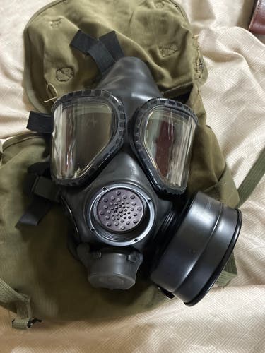 NWT M-40 Gas Mask