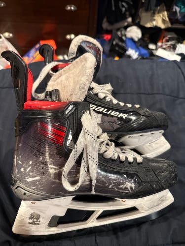 2023 Bauer Vapor X5 Pro Hockey Skates Regular Width 7.5 (Used)