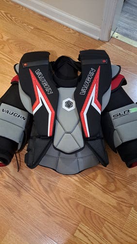 Large Vaughn SLR3 Pro Carbon Goalie Chest Protector (Used)