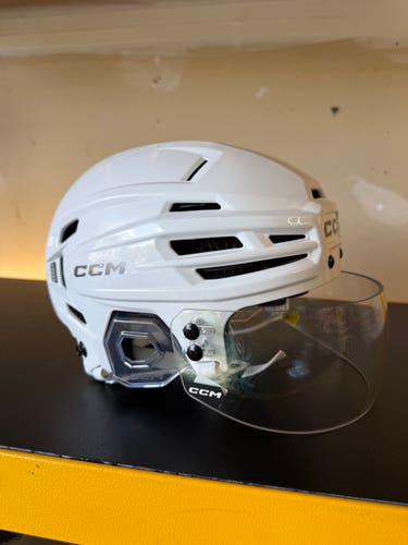 CCM TACKS 920 HOCKEY HELMET WHITE MEDIUM PERFECT CONDITION W/NEW VISOR