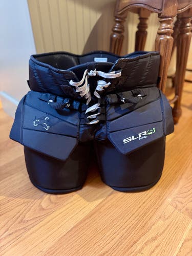 Senior Medium 2025 Vaughn SLR4 Pro Hockey Goalie Pants (Used)