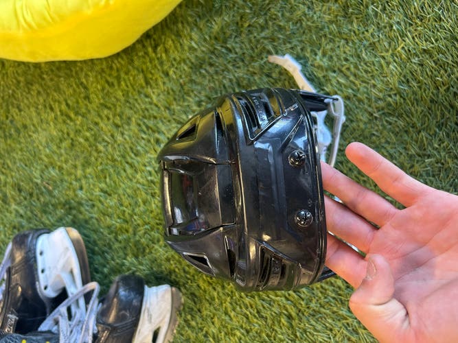 Medium Bauer Re-Akt 85 Helmet (Used)