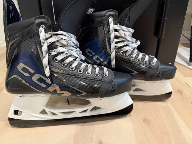Blue 2025 CCM JetSpeed FT8 Pro Hockey Skates Regular Width Pro Stock 9.5 (Used)