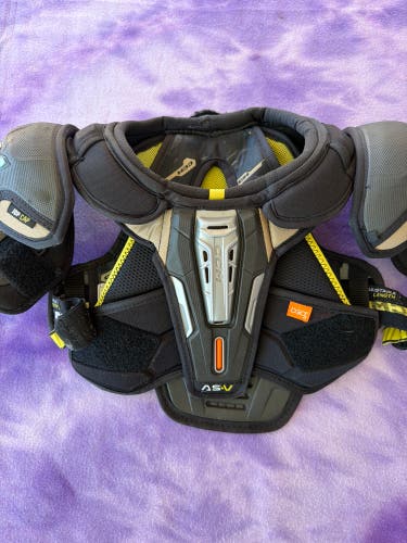Small Junior CCM Tacks AS-V Shoulder Pads (Used)