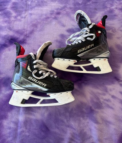 Intermediate Bauer Vapor X5 Pro Hockey Skates Regular Width Size 5 (Used)