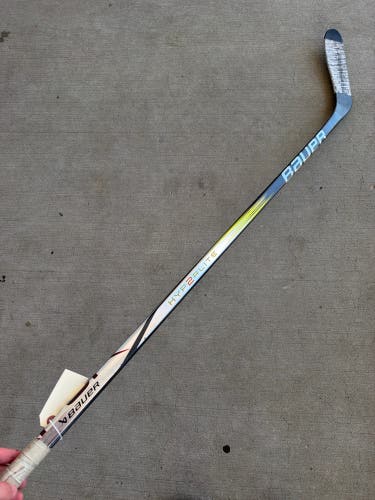 Youth Bauer Vapor Hyperlite 2 Hockey Stick Left Hand P28 30 Flex (Used)