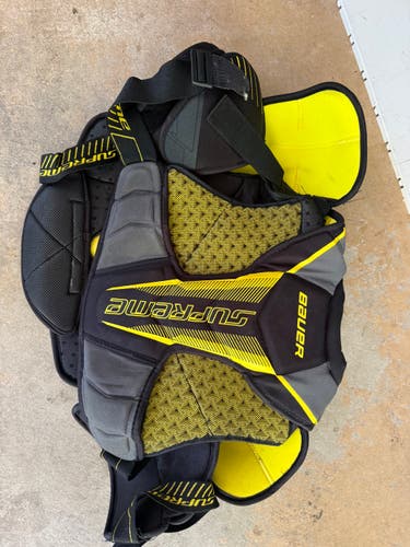 Men's Medium Senior Bauer Supreme Matrix Shoulder Pads (Used)