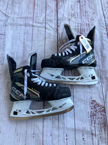 Senior CCM Tacks AS-570 Hockey Skates Regular Width 7 (Used)
