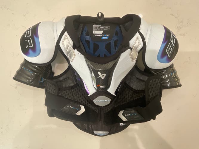 Junior Size Small Bauer Vapor Flylite Shoulder Pads (Used)