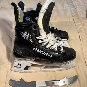 Black 2023 Bauer Vapor Hyperlite 2 Hockey Skates Regular Width Size 6.5 (Used)