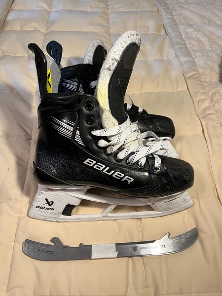 Black 2023 Bauer Vapor Hyperlite 2 Hockey Skates Regular Width Size 6.5 (Used)