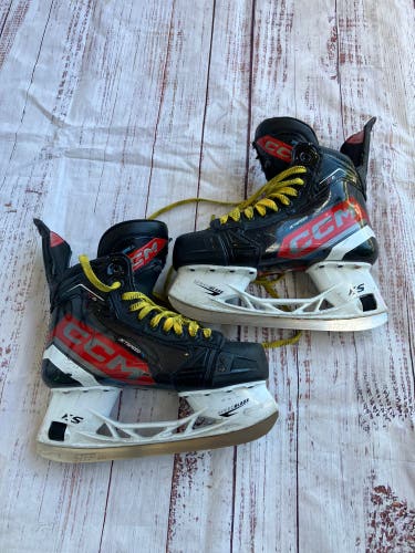 Intermediate CCM JetSpeed FT6 Hockey Skates Regular Width 6 (Used)