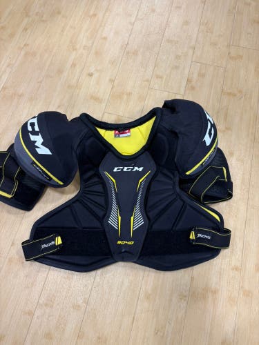 Large Junior CCM Tacks 9040 Shoulder Pads (Used)