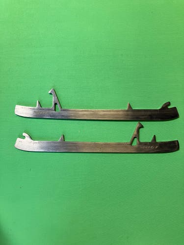 True Shift Holders, Runners, & Replacement Steel Blades 272 mm (Used)