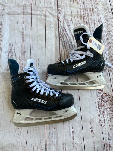 Intermediate Bauer X-LP Hockey Skates Regular Width Size 4 (Used)