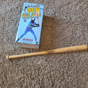 Milwaukee Brewers Ben Oglivie Bobble Head And Mini Louisville Slugger Jeff Bagwell Bat