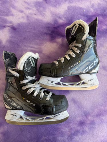 Junior CCM AS-V Hockey Skates Size 1.5 (Used)
