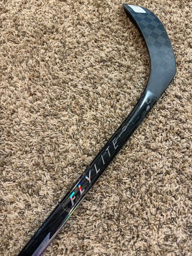 Bauer Vapor Flylite Grip SR RH Hockey Stick P28 70 Flex (New) (No Warranty) Black/Purple